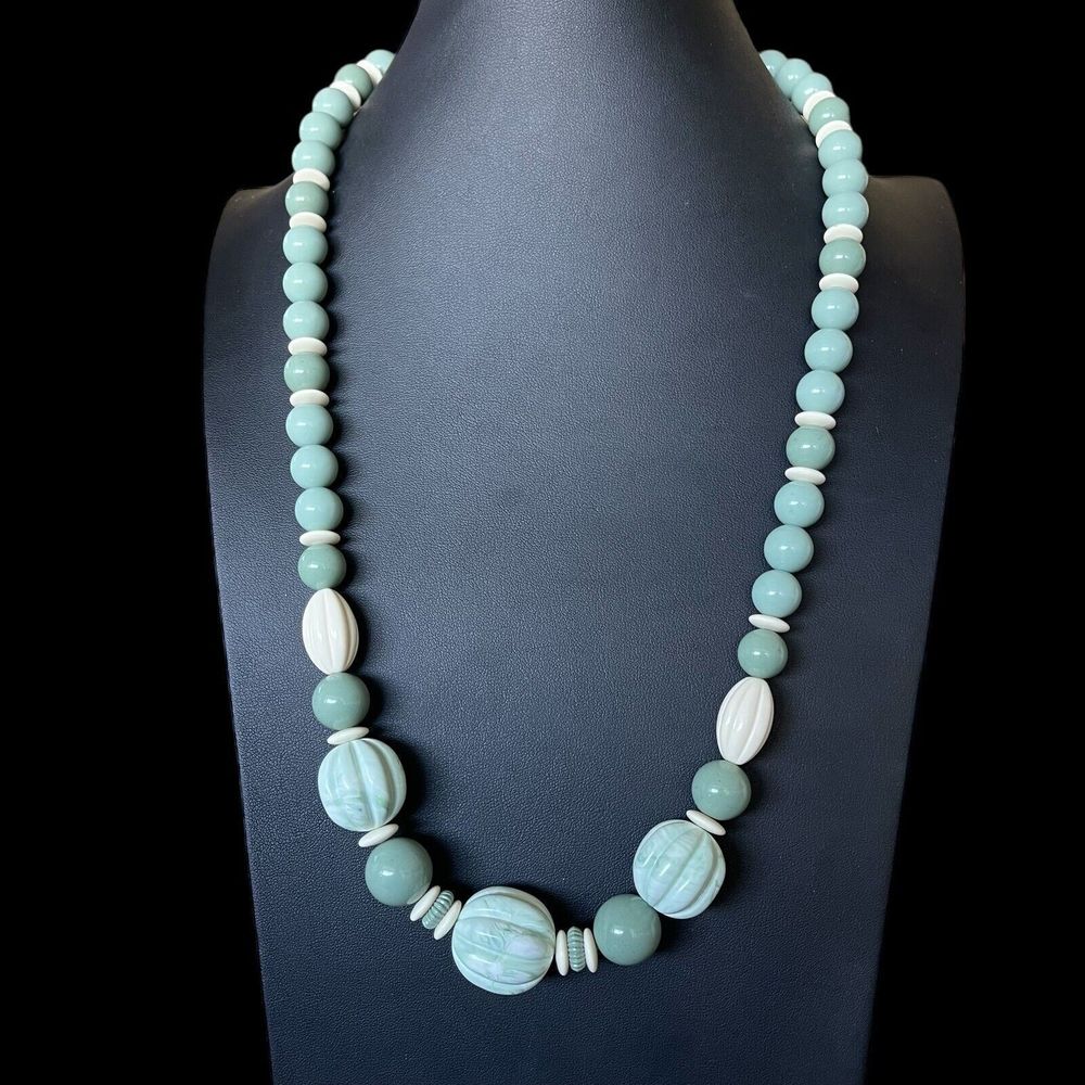 Vintage Avon “Burst of Spring” Cream Pastel Green Beaded Acrylic Necklace 1980’s